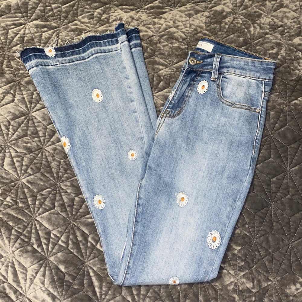 Thcreasa Blue Old Washed High Waisted Daisy Embroidery Wide-leg Light Jeans NWT - Picture 4 of 14